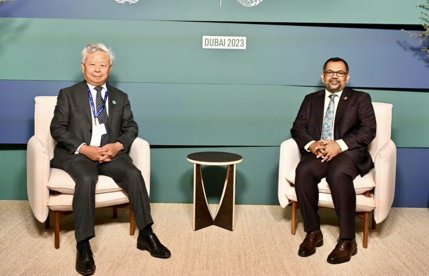 ފޮރިން މިނިސްޓަރު ޒަމީރާއި އޭއައިއައިބީގެ ރައީސް ޖިން ލީޗުން ފޮޓޯއަކަށް ހުއްޓިގެން -- ފޮޓޯ: