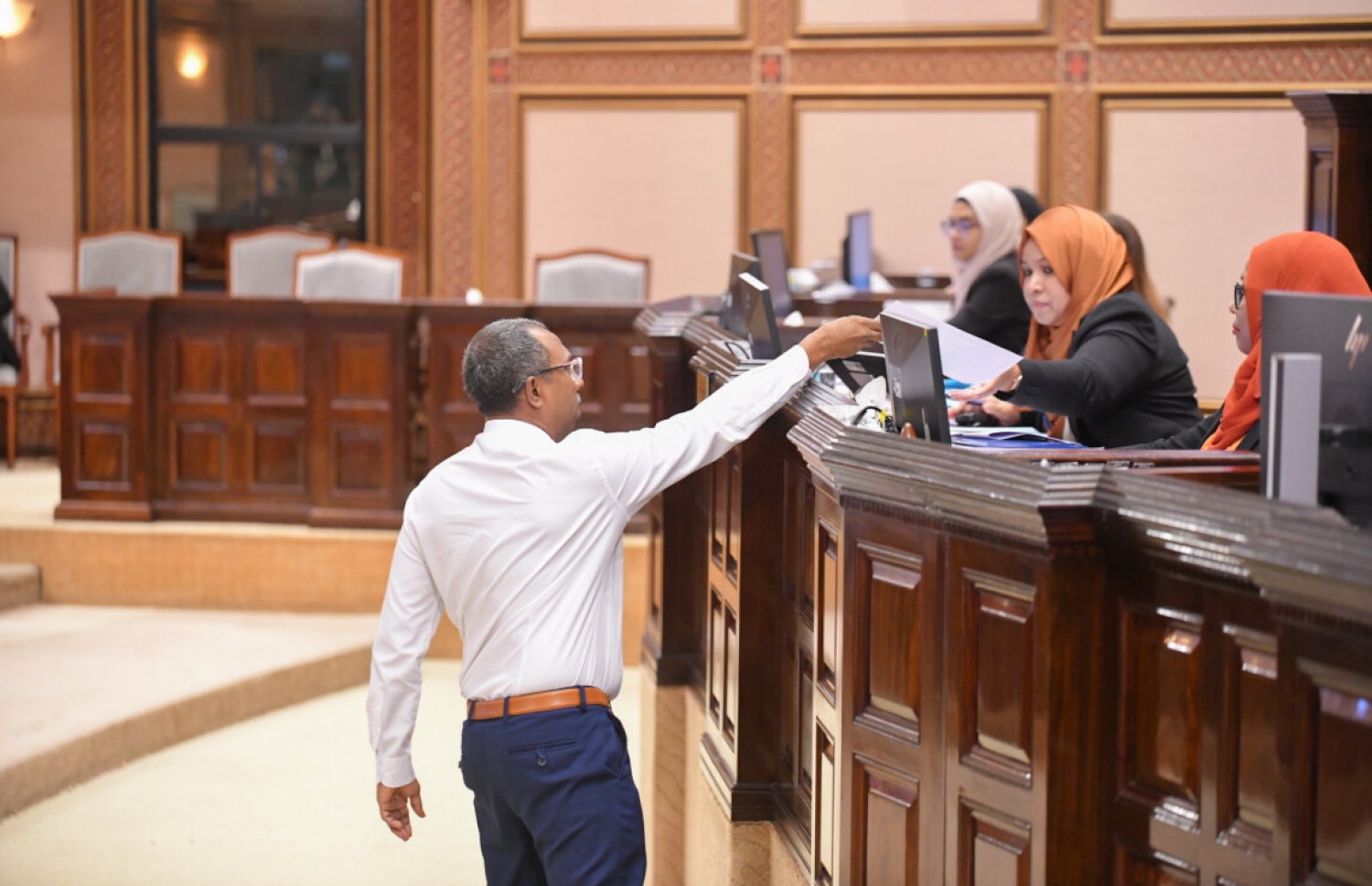 އީވާގެ އިސްތިއުފާގެ ސިޓީ އާޒިމް ހަވާލުކުރައްވަނީ. -- ފޮޓޯ | މަޖިލިސް