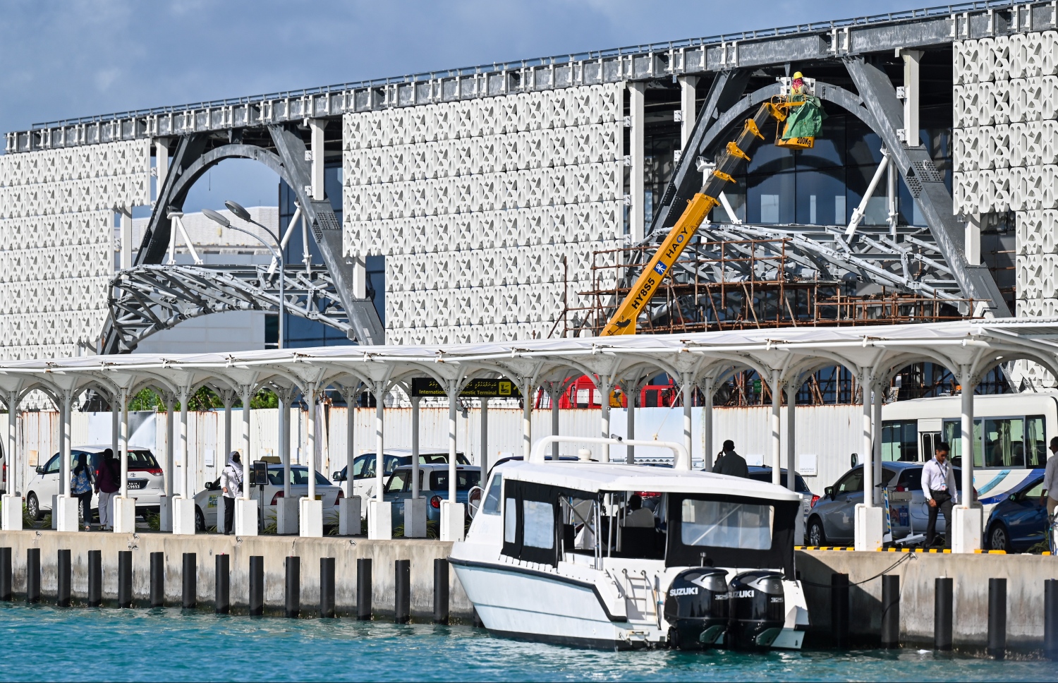 އެއާޕޯޓު އާ ޓާމިނަލް: އެތަނުގެ މަސައްކަތް އަވަސް ކުރަން އަންނަނީ މަސައްކަތްތަކެއް ކުރަމުން -- ފޮޓޯ: ނިޝާން އަލީ / މިހާރު