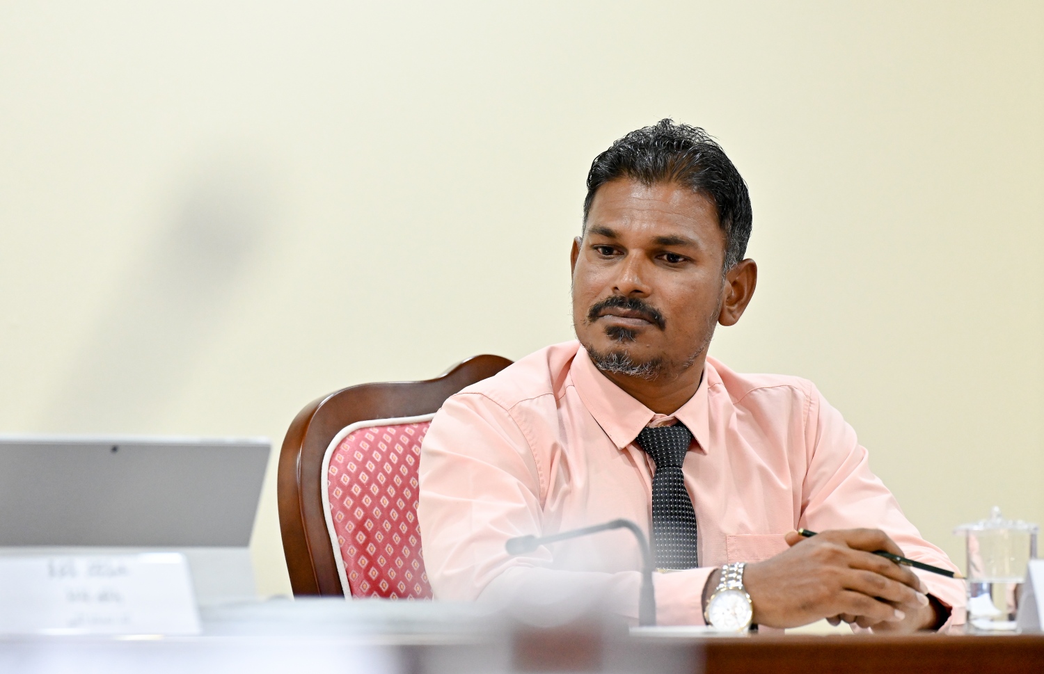 ތިނަދޫ ކައުންސިލްގެ ރައީސް ސައުދު އަލީ މަޖިލީހުގެ ކޮމިޓީގައި -- ފޮޓޯ: ނިޝާން އަލީ/ މިހާރު