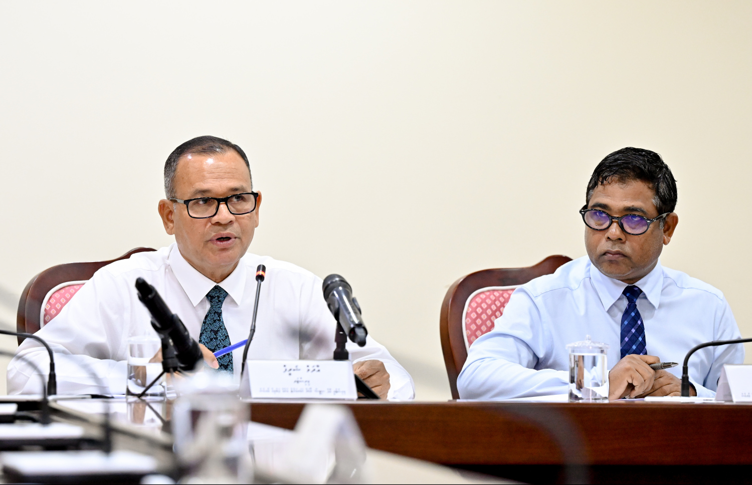 މީގެ ކުރިން ބޭއްވި މަޖިލިސް ކޮމެޓީއެއްގައި ލޯކަލް ގަވަމެންޓް މިނިސްޓަރު އާދަމް ޝަރީފް ވާހަކަ ދައްކަވަނީ.-- ފޮޓޯ: ނިޝާން އަލީ / މިހާރު