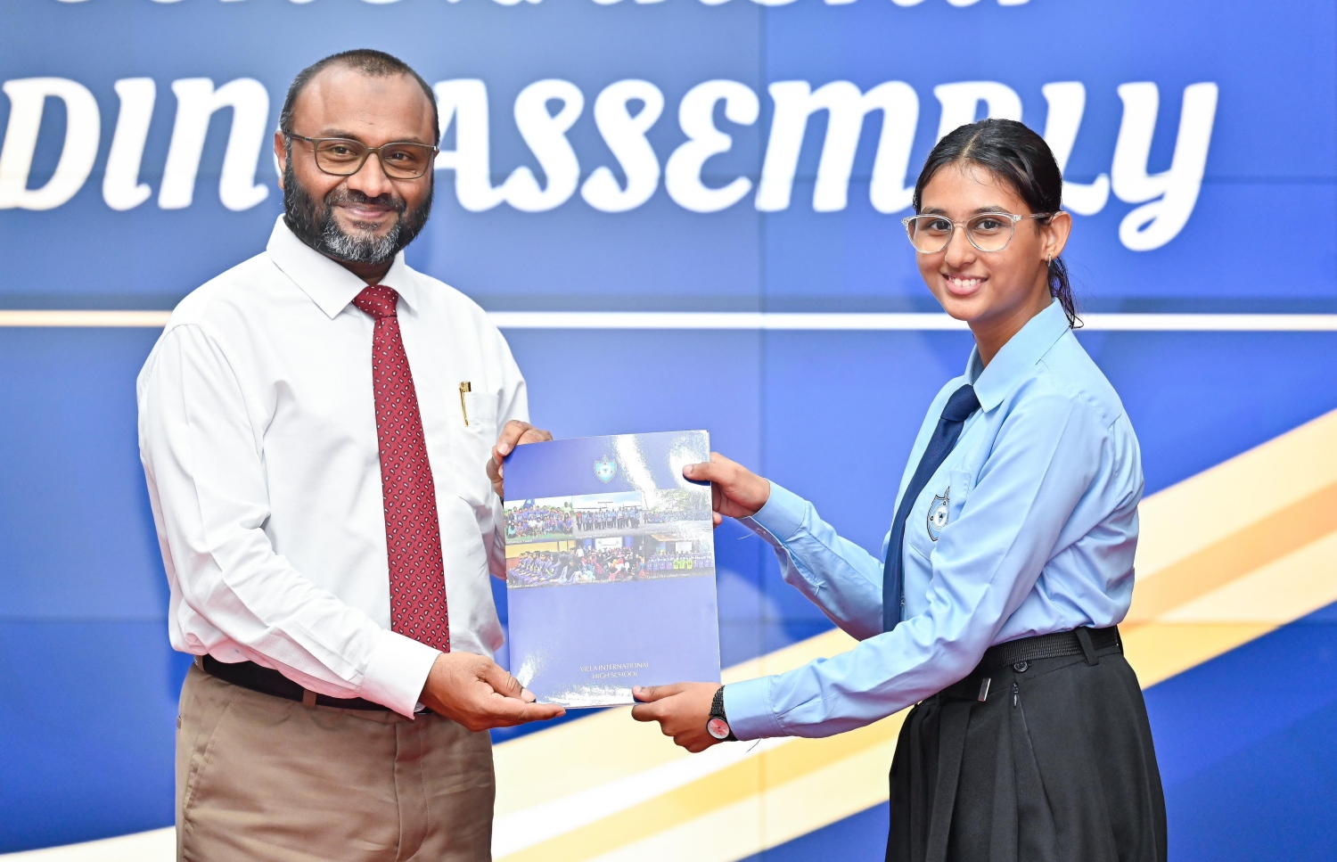 ސްކޮލަޝިޕް ލިބުނު ދަރިވަރަކަށް އިސްލާމިކް މިނިސްޓަރު ޑރ. ޝަހީމް މިއަދު ލިޔުން ހަވާލުކުރައްވަނީ.---ފޮޓޯ: ފަޔާޒު މޫސާ| މިހާރު