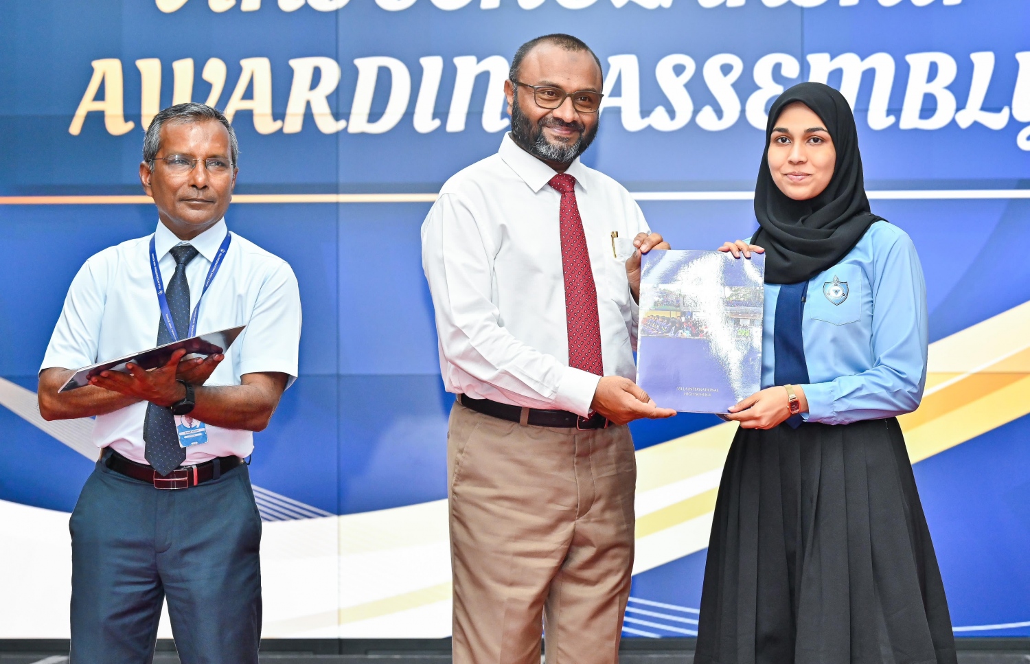 ސްކޮލަޝިޕް ލިބުނު ދަރިވަރަކަށް އިސްލާމިކް މިނިސްޓަރު ޑރ. ޝަހީމް މިއަދު ލިޔުން ހަވާލުކުރައްވަނީ.---ފޮޓޯ: ފަޔާޒު މޫސާ| މިހާރު