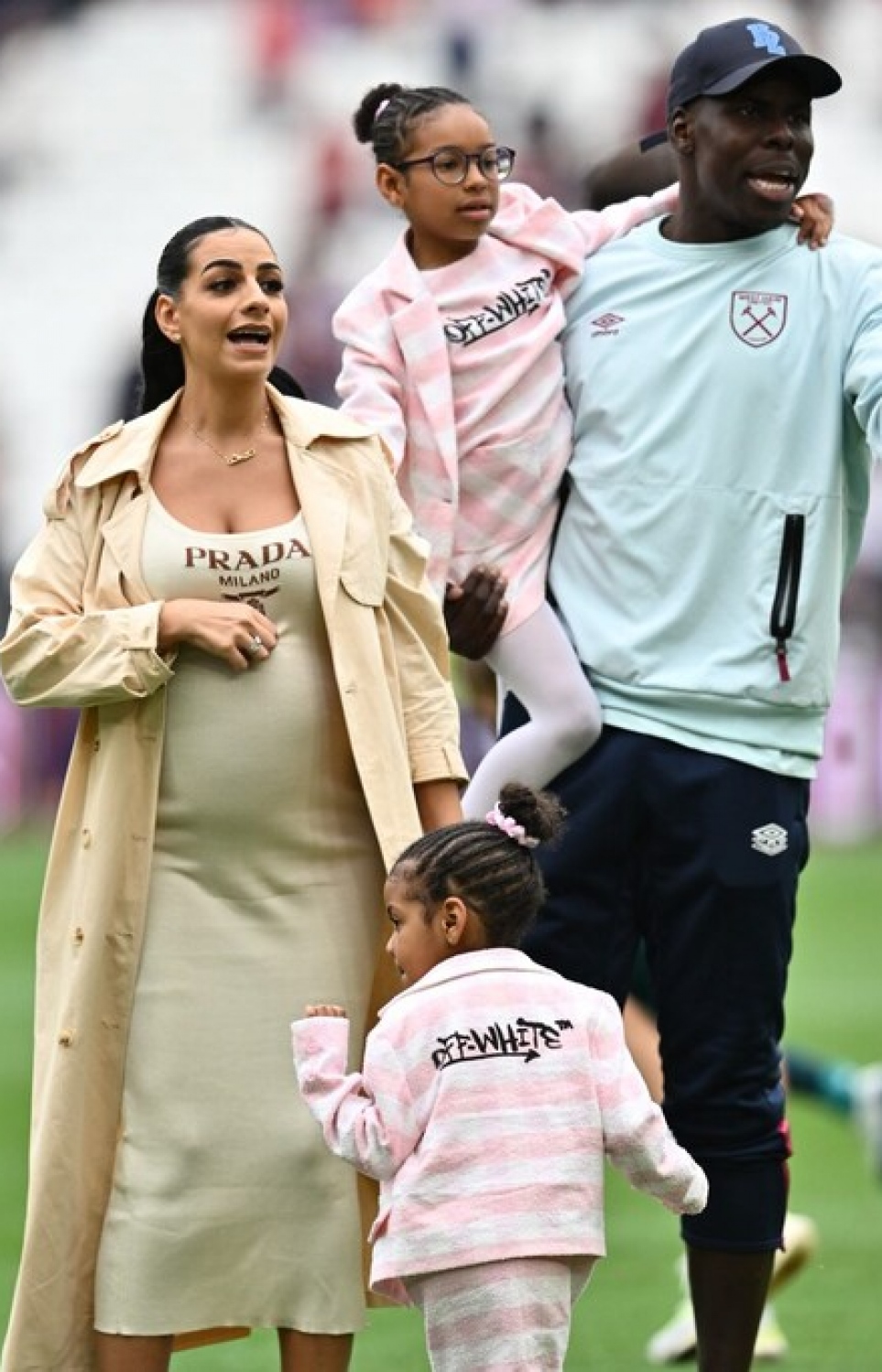 ޒޫމާ އާއި އޭނާގެ އާއިލާ: ވެސްޓް ހޭމްގެ މެޗަކަށް ދަނޑުގައި --- ފައިލް ފޮޓޯ