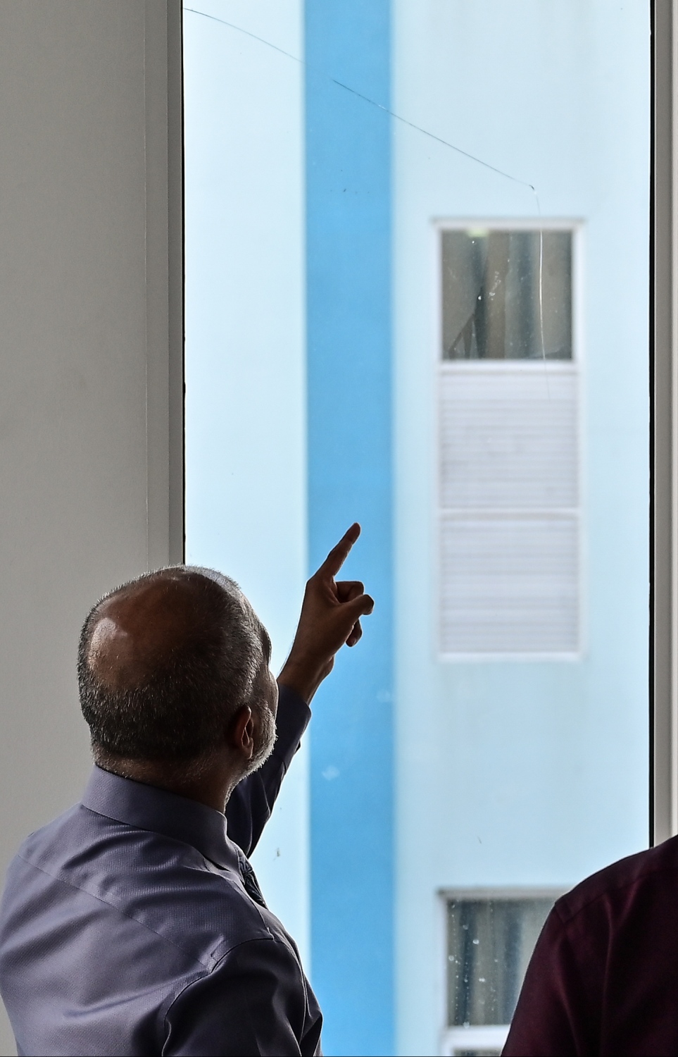 ދަރުމަވަންތަ ސްކޫލުގައި ހަރުކޮށްފައި ހުރި ބިއްލޫރިތަކެއް ތަޅައިގެން ގޮސްފައި.-- ފޮޓޯ: ނިޝާން އަލީ/ މިހާރު