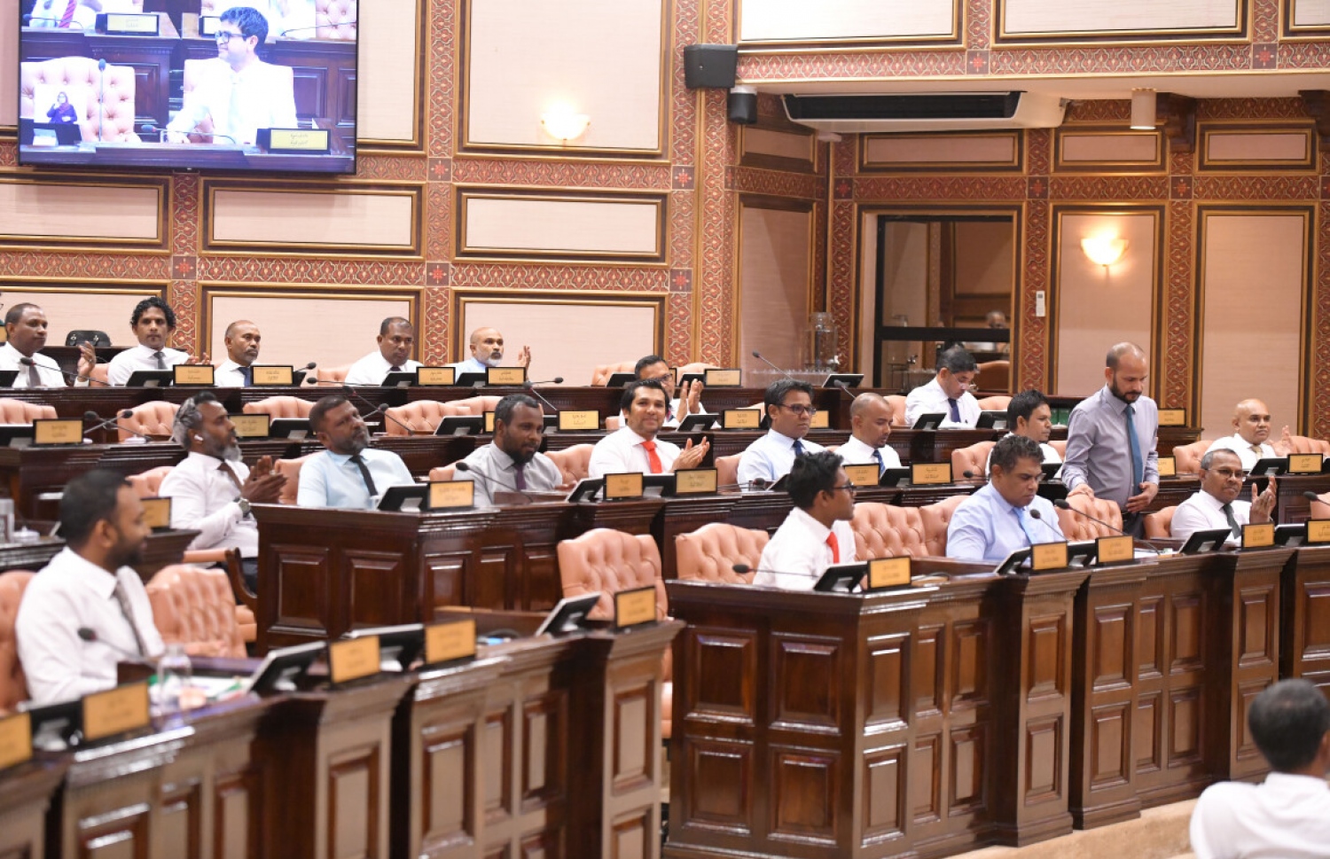 މަޖިލީހުގެ ޖަލްސާއެއްގެ ތެރެއިން --