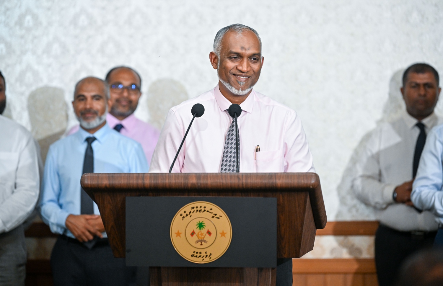 ރައީސް މިއަދު ބޭއްވެވި ނޫސްވެރިންގެ ބައްދަލުވުމުގެ ތެރެއިން: ގާނޫނީ ސުވާލެއް ރަޖިސްޓްރިއާ މެދު އޮތަސް، އަދި ރަޖިސްޓްރީ ނުލިބި އޮތަސް އެއްވެސް ގޯއްޗެއް އަތުނުލާނެ ކަމަށް ވިދާޅުވި