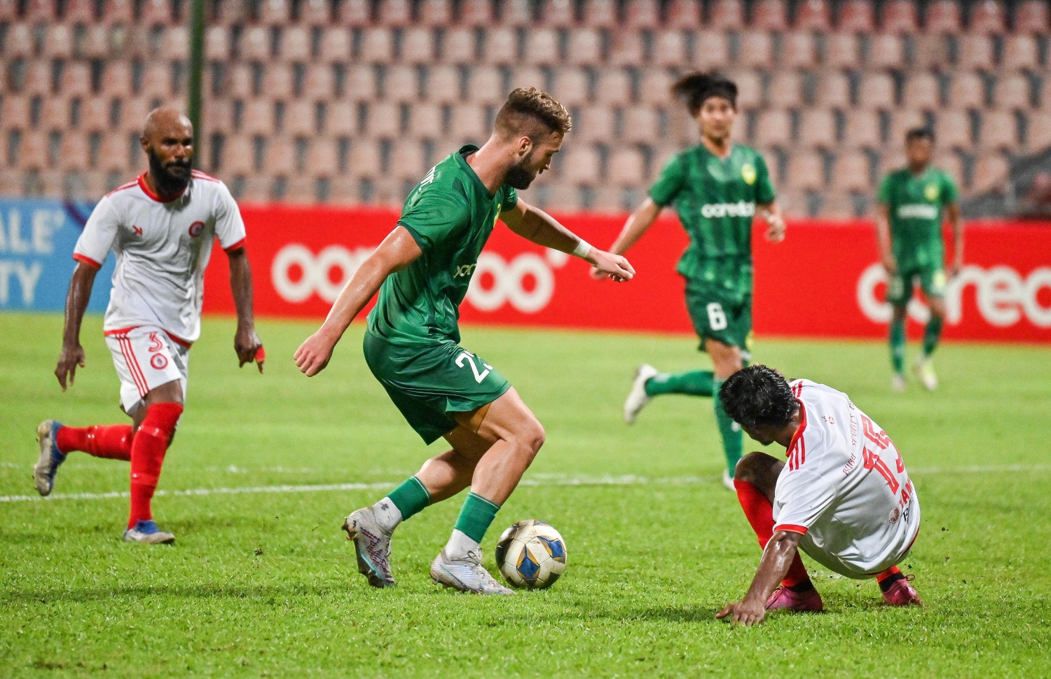 މެޗުގައި ހެޓްރިހް ކެދި މާޒިޔާގެ ބަލަބަނޮވިޗް، ބުރު ކުޅުންތެރިއެއް ކައިރިން ނައްޓަން މަސައްކަތް ކުރަނީ.-- ފޮޓޯ: ފަޔާޒް މޫސާ | މިހާރު