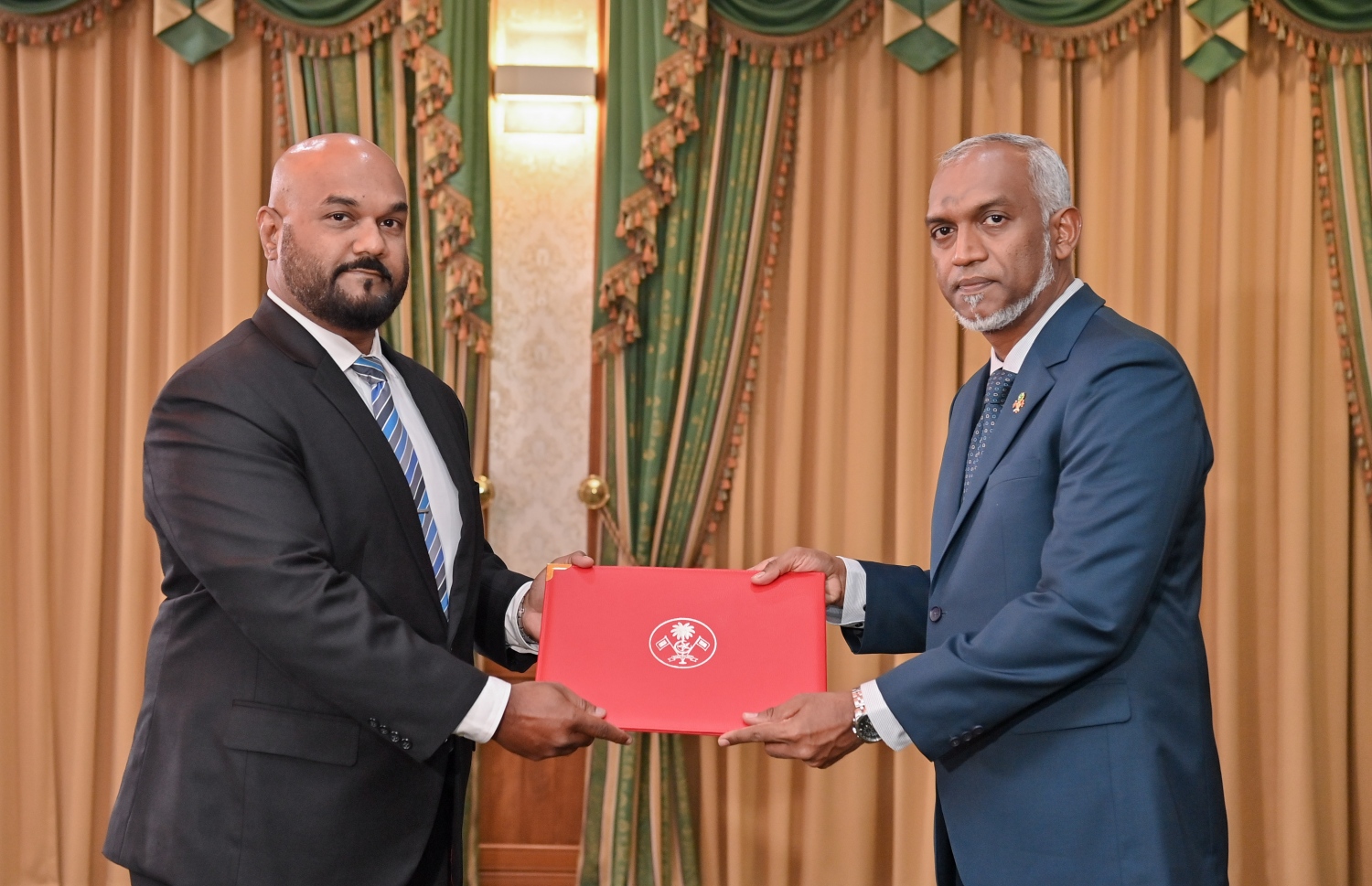 އާ ކޮމިޝަނަރު މާނިއުއާ މަގާމުގެ ލިޔުން ރައީސް ޑރ. މުއިއްޒު މިދިޔަ މަހުގެ 20 ގައި ހަވާލު ކުރައްވަނީ: ނަޒާހާތްތެރި ކަސްޓަމްސްއެއް ހަދަން މަސައްކަތް ކުރައްވާނެ ކަމަށް މާނިއު ވިދާޅުވި.---ފޮޓޯ: ރައީސް އޮފީސް