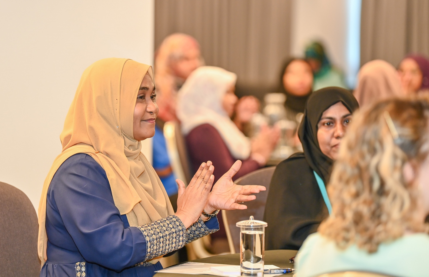 ސިޔާސަތު ކަނޑައެޅުމުގައި މިންތީގެ ހަމަހަމަކަމާ ގުޅޭ ޑޭޓާ ބޭނުންކުރުމުގެ މުހިއްމު ކަަމަަށް ބާއްވާ ވޯކްޝޮޕްގައި ފަސްޓް ލޭޑީ ސާޖިދާ ބައިވެރިވެވަޑައިގަންނަވަނީ. -- ފޮޓޯ | ރައީސް އޮފީސް