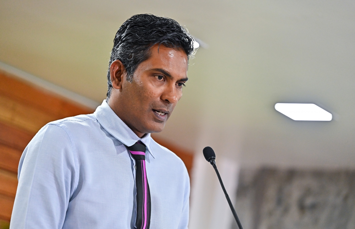 ހިޔާ ފްލެޓާއި ވިނަރެސް ފްލެޓްގެ ކުއްޔަށް ގެނައި ބަދަލާ ގުޅޭ ގޮތުން ނޫސްވެރިންނަށް މައުލޫމާތު ދިނުމަށް އާބަންކޯ އިން ބޭއްވި ޕްރެސް ކޮންފަރެންސްގައި އެ ކުންފުނީގެ އެމްޑީ ފަޒުލް ވާހަކަދައްކަވަނީ.-- ފޮޓޯ: ފަޔާޒް މޫސާ | މިހާރު