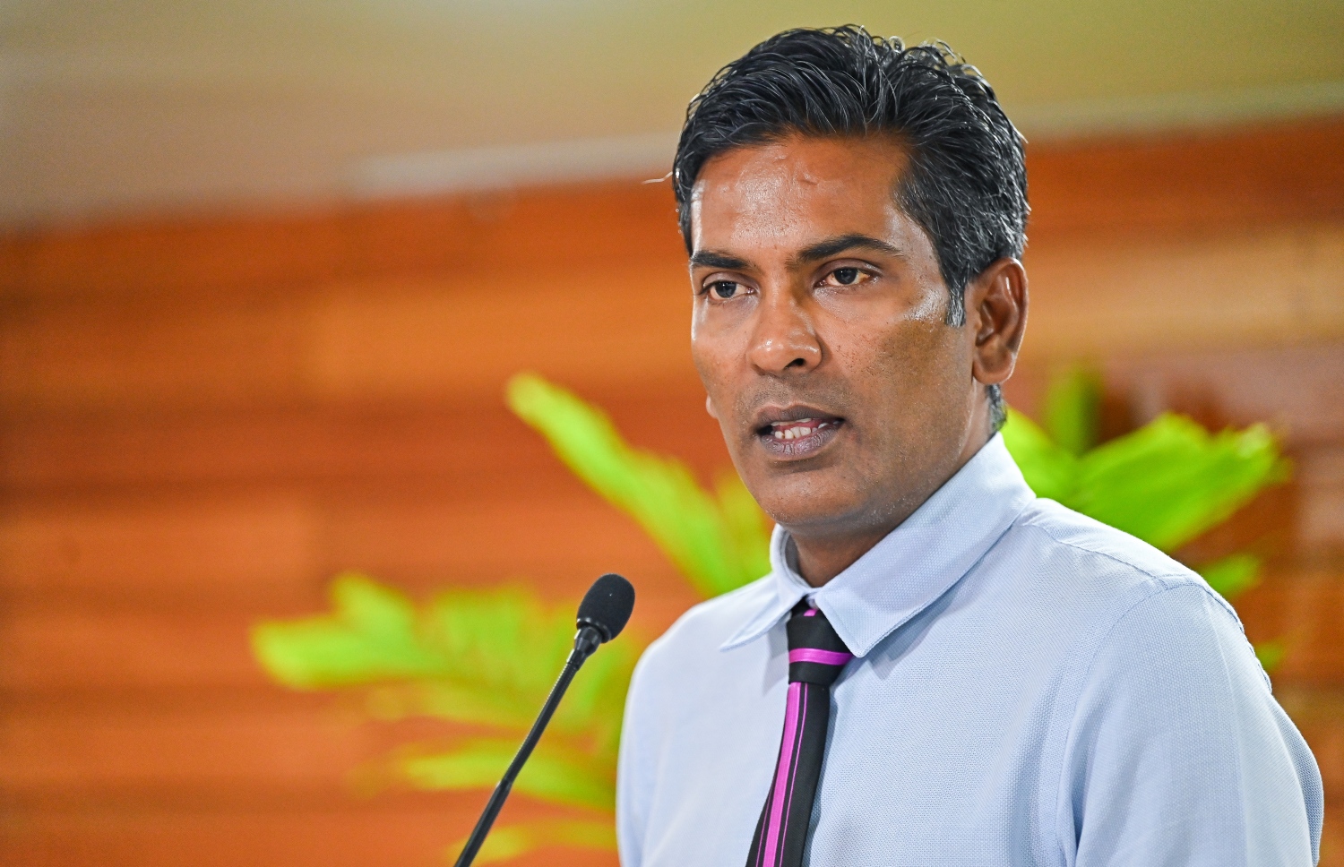 ހިޔާ ފްލެޓާއި ވިނަރެސް ފްލެޓްގެ ކުއްޔަށް ގެނައި ބަދަލާ ގުޅޭ ގޮތުން ނޫސްވެރިންނަށް މައުލޫމާތު ދިނުމަށް އާބަންކޯ އިން ބޭއްވި ޕްރެސް ކޮންފަރެންސްގައި އެ ކުންފުނީގެ އެމްޑީ ފަޒުލް ވާހަކަދައްކަވަނީ --- މިހާރު ފޮޓޯ/ފަޔާޒް މޫސާ