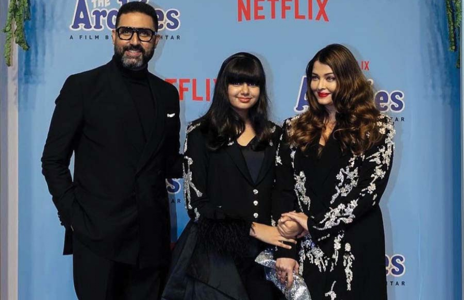 "ދި އާޗީސް"ގެ ޕްރިމިއާގައި އައިޝްވާރިޔާ އާއި އަބީޝޭކް އަދި އެމީހުން ދަރިފުޅު.