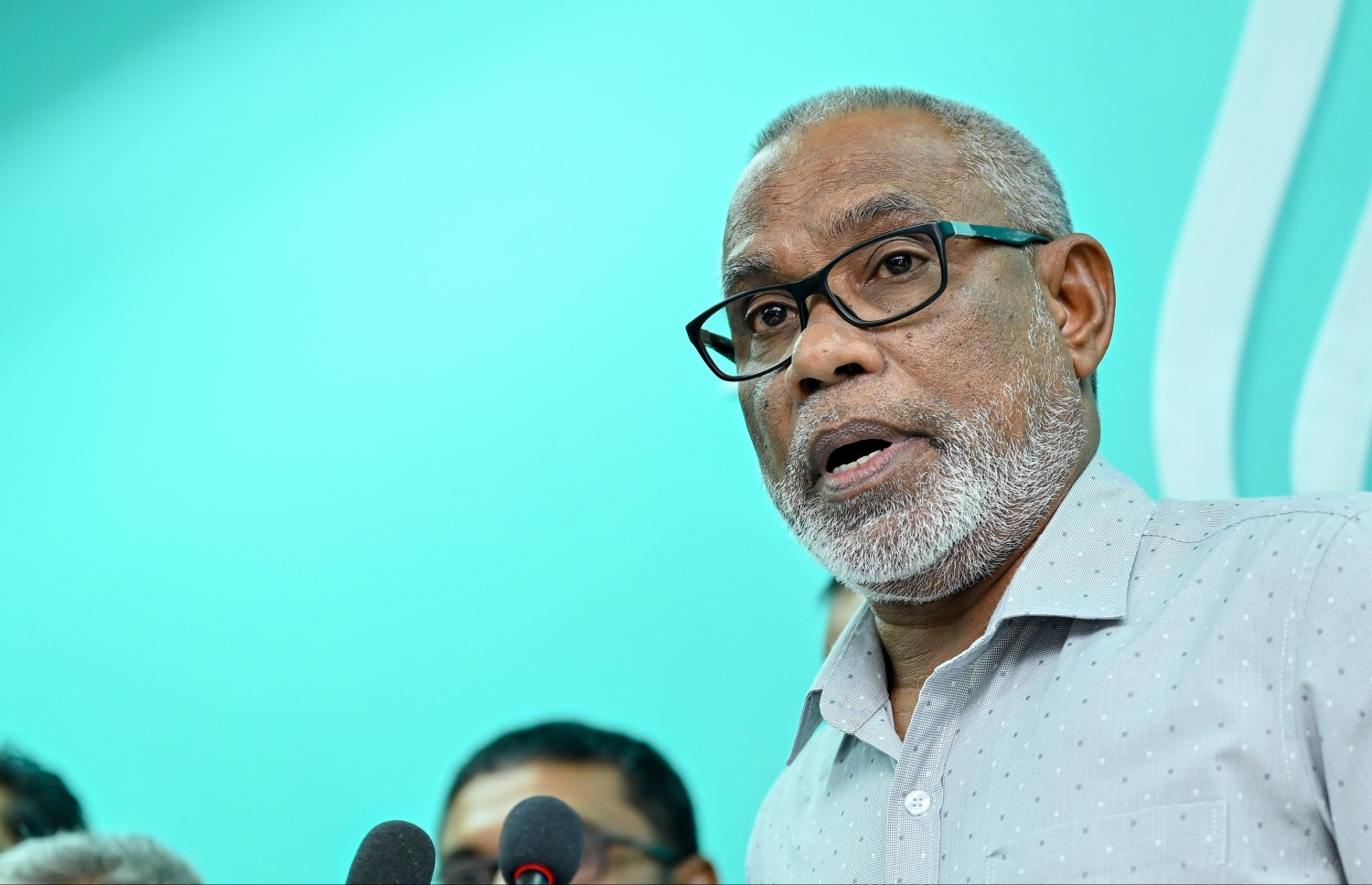 ރޭ ބޭއްވި ޕީޕީއެމާއި ޕީއެންސީގެ ނޫސްވެރިންގެ ބައްދަލުވުމުގައި އަބްދުއްރަހީމް ވާހަކަ ދައްކަވަނީ--- ފޮޓޯ: ނިޝާން އަލީ/ މިހާރު