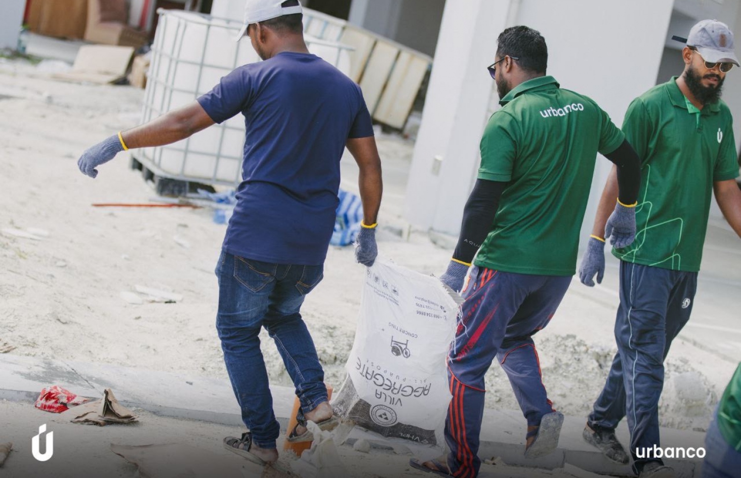 ހުޅުމާލެއިން ކުނި ނެގުމުގެ މަސައްކަތް އާބަންކޯގެ މުވައްޒަފުން ކުރަނީ.-- ފޮޓޯ: އާބަންކޯ