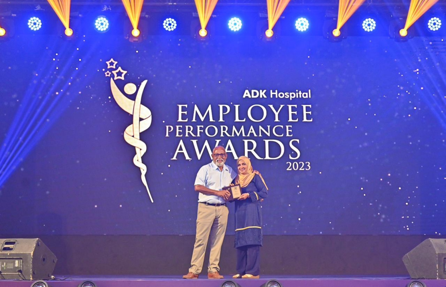 އޭޑީކޭ ގްރޫޕުގެ ޗެއާމަން އަހުމަދު ނާޝިދު އެވޯޑު ލިބުނު މީހަކާ އެވޯޑު ހަވާލު ކޮށްދެއްވަނީ.--- ފޮޓޯ: ފަޔާޒް މޫސާ | މިހާރު