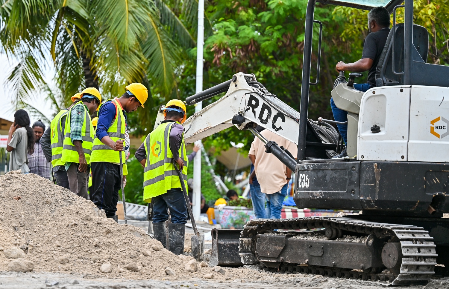 މަގު ހެދުމުގެ މަސައްކަތުގައި އާރްޑީސީގެ މުވައްޒަފުންތަކެއް ހަރަކާތްތެރިވަނީ -- ފޮޓޯ: ފަޔާޒް މޫސާ / މިހާރު