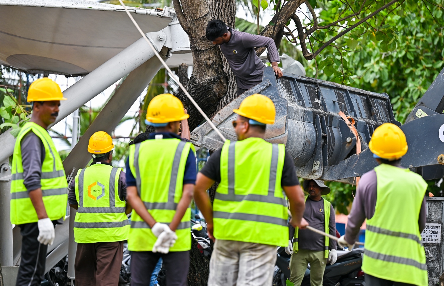 އާރްޑީސީގެ މުވައްޒަފުންތަކެއް މަސައްކަތުގައި. އެކުންފުނިން އަންނަނީ 17 ރަށެއްގައި ޕްރޮޖެކްޓްތައް ހިންގަމުން -- ފޮޓޯ: ފަޔާޒް މޫސާ މިހާރު