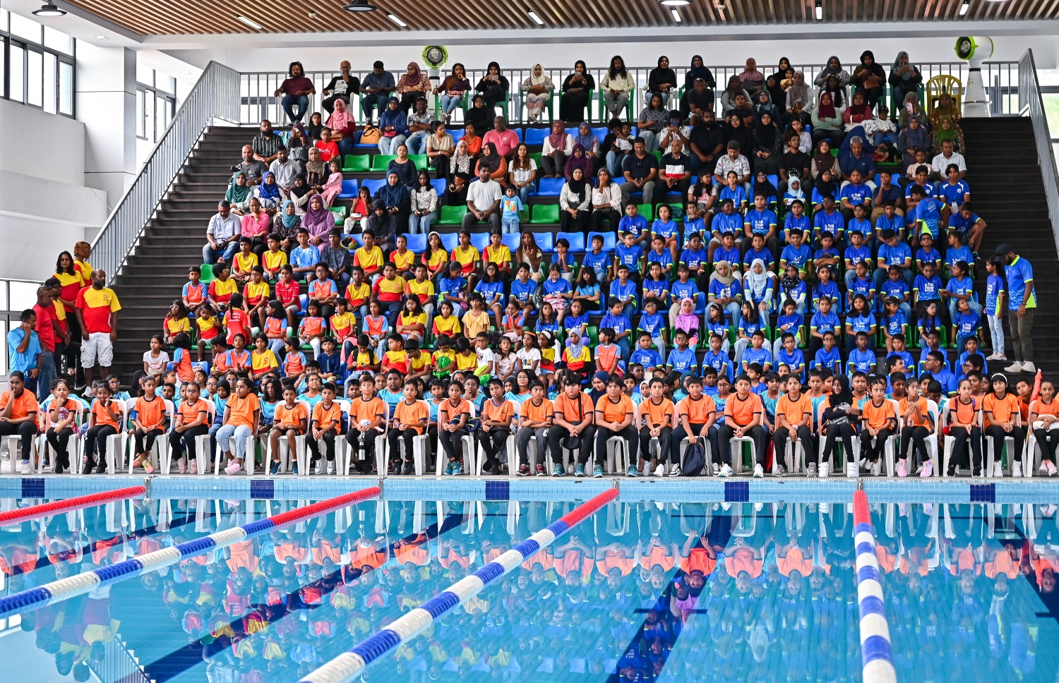 ހަތަރުވަނަ ބީއެމްއެލް ނެޝެނަލް ކިޑްސް ސްވިމިން ފެސްޓިވަލް ނިންމާލުމަށް ބޭއްވި ރަސްމިއްޔާތުގައި މި ފެސްޓިވަލުގައި ބައިވެރިވި ކްލަބްތަކުގެ ފެތުންތެރިން ބައިވެރިވަނީ.--- ފޮޓޯ: ފަޔާޒު މޫސާ | މިހާރު