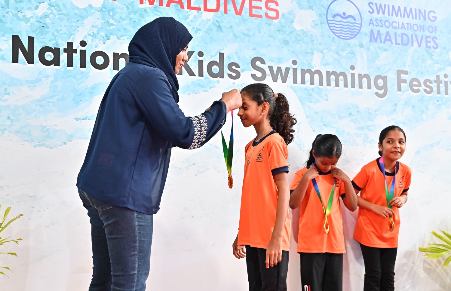 ބީއެމްއެލްގެ ފަރާތުން ބޭއްވި ހަތަރު ވަނަ ނެޝެނަލް ކިޑްސް ސްވިމިން ފެސްޓިވަލުގައި ބައިވެރިވި ބައެއް ފެތުންތެރިންނާ މެޑަލް ހަވާލުކޮއްދެނީ.--- ފޮޓޯ: ފަޔާޒު މޫސާ | މިހާ