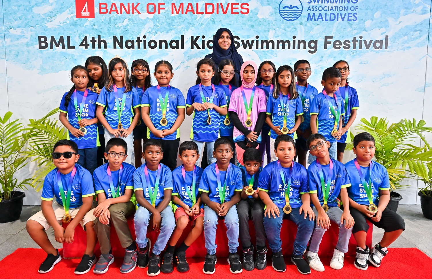 ބީއެމްއެލް ނެޝެނަލް ކިޑްސް ސުވިމިން ފެސްޓިވަލްގައި ބައިވެރިވެ، ވަނަ ހޯދި ނިއު ލެގޫން ޓީމުގެ ކުދިން ފޮޓޯއަކަށް ހުއްޓިގެން.--- ފޮޓޯ: ފަޔާޒު މޫސާ | މިހާރު