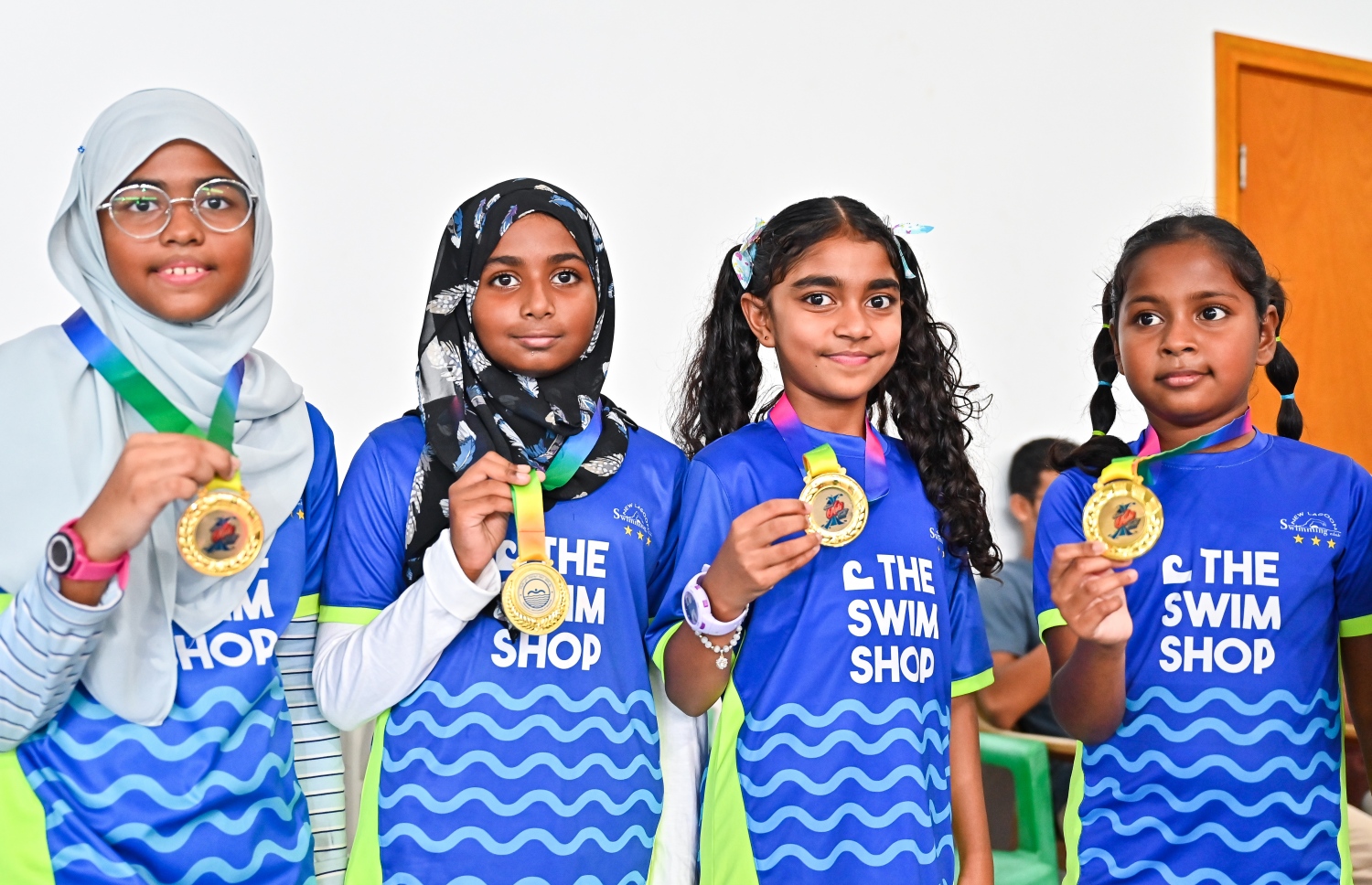 ބީއެމްއެލް ނެޝެނަލް ކިޑްސް ސުވިމިން ފެސްޓިވަލުގައި ބައިވެރިވި ބައެއް ފެތުންތެރިން މެޑަލް ދައްކާލަނީ.--- ފޮޓޯ: ފަޔާޒު މޫސާ | މިހާ