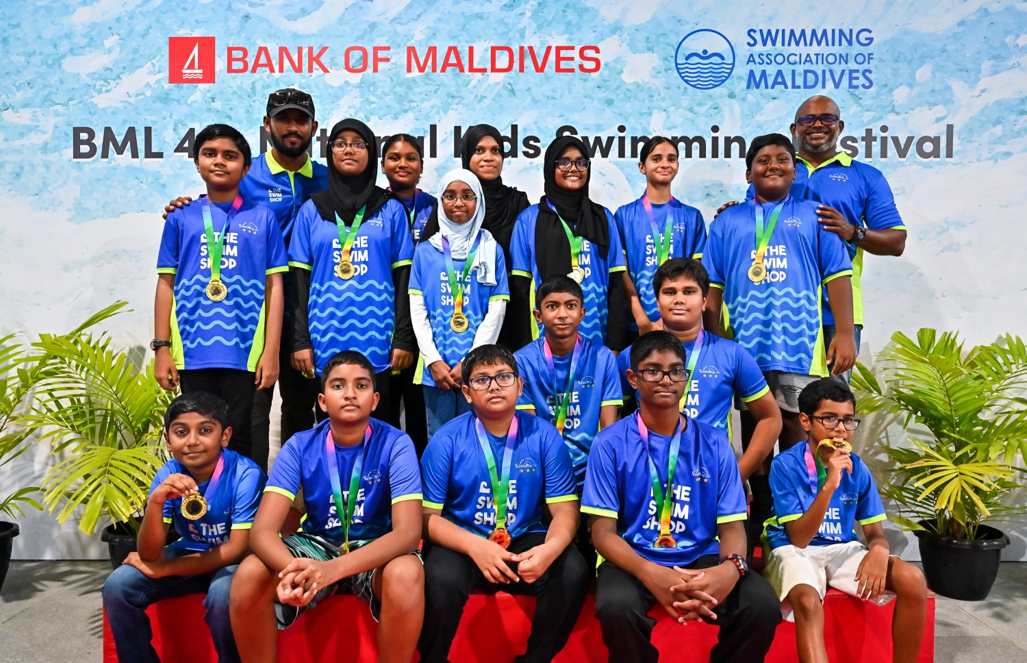 ބީއެމްއެލް ސްވިމިން ފެސްޓިވަލްގައި ބައިވެރިވި ނިއު ލެގޫންގެ ސުވިމިން ކްލަބްގެ ފެތުންތެރިންނާއި ކޯޗު މެޑަލްއާ އެކު ފޮޓޯއަކަށް ހުއްޓިގެން.--- ފޮޓޯ: ފަޔާޒު މޫސާ | މިހާރު