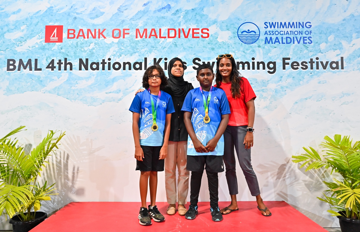 ބްލޫފިން ސްޕޯޓްސް ކްލަބްގެ ފަރާތުން ބީއެމްއެލް ނެޝެނަލް ކިޑްސް ސްވިމިން ފެސްޓިވަލުގައި ބައިވެރިވި ބައެއް ފެތުންތެރިން މެޑެލްއާ އެކު ފޮޓޯއަކަށް ހުއްޓިގެން.--- ފޮޓޯ: ފަޔާޒު މޫސާ | މިހާރު