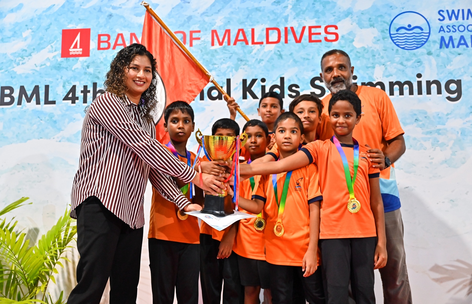 ބީއެމްއެލް ނެޝަނަލް ކިޑްސް ސުވިމިން ފެސްޓިވަލް ނިންމުމުގެ ރަސްމިއްޔާތުގައި، އެ ފެސްޓިވަލުން ވަނަ ހޯދި ޓީމުގެ ފެތުންތެރިން ތައްޓާ އެކު، ފޮޓޯއަކަށް ހުއްޓިގެން.--- ފޮޓޯ: ފަޔާޒު މޫސާ | މިހާރު