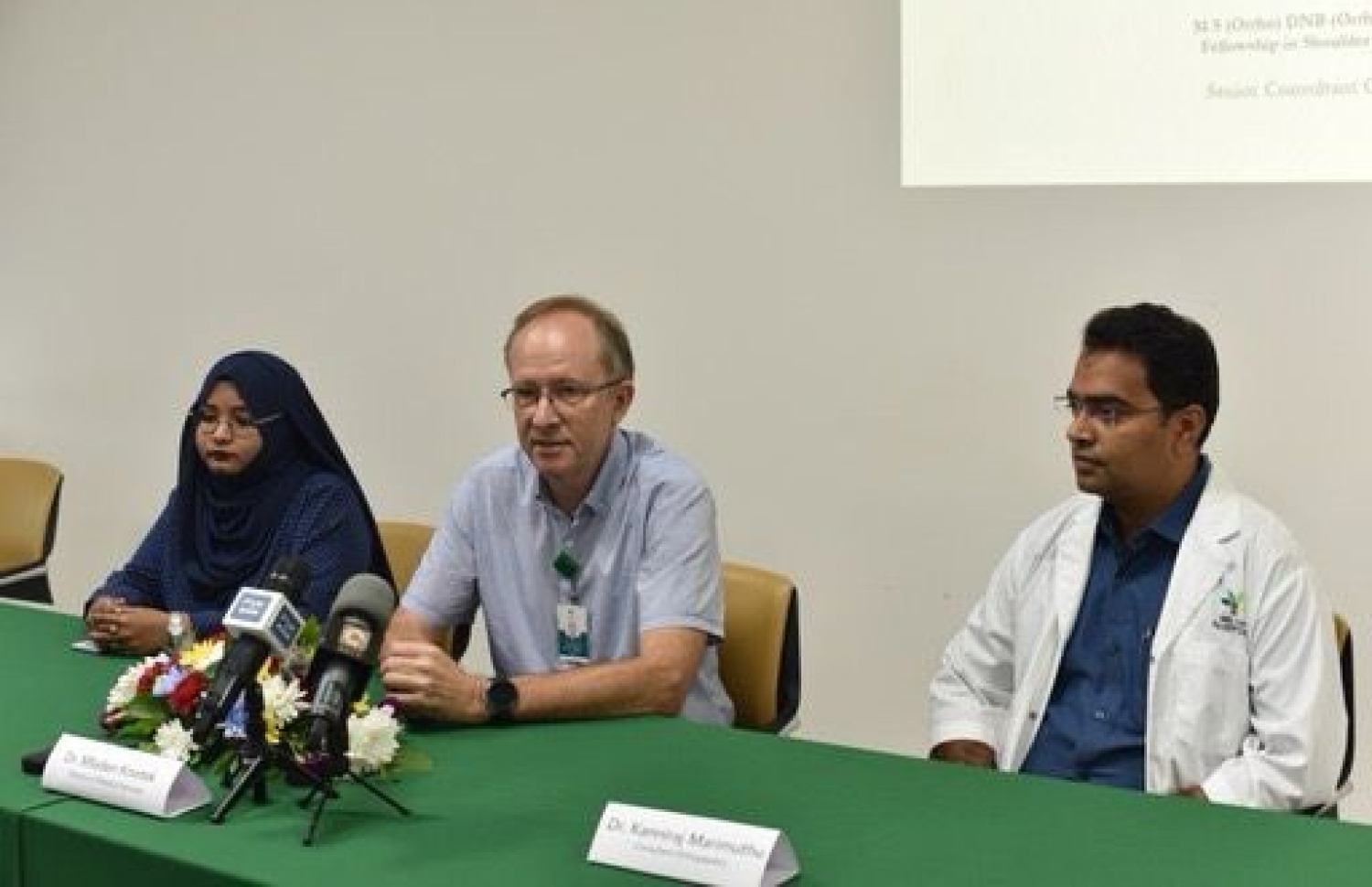 ޓްރީޓޮޕްގައި ޕީއާރުޕީ ފެށުމަށް މިއަދު ބޭއްވި ޕްރެސް ކޮންފަރެންސްގައި އެ ހޮސްޕިޓަލްގެ މެޑިކަލް ޑިރެކްޓަރު ޑރ. ލެޑަން (މ) އަދި ކަށީގެ ޑޮކްޓަރު، ޑރ. ކަންނިއްރަޖް މަރްމުތު ބައިވެރިވެވަޑައިގަންނަވަނީ.- ފޮޓޯ: ޓްރީޓޮޕް