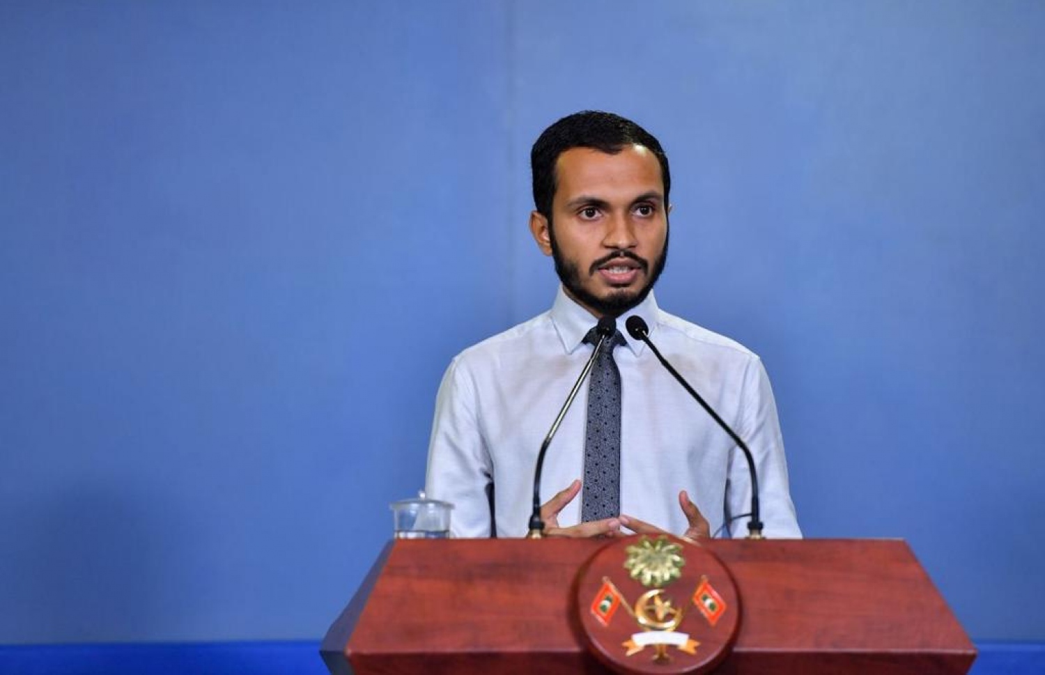 ރައީސް އޮފީހުން ބޭއްވި ޕްރެސް ކޮންފަރެންސްގައި އެ އޮފީހުގެ ޕަބްލިކް ޕޮލިސީގެ އަންޑަ ސެކްރެޓަރީ މުހައްމަދު ފިރުޒުލް ވާހަކަދައްކަވަނީ.-- ފޮޓޯ: ރައީސް އޮފީސް