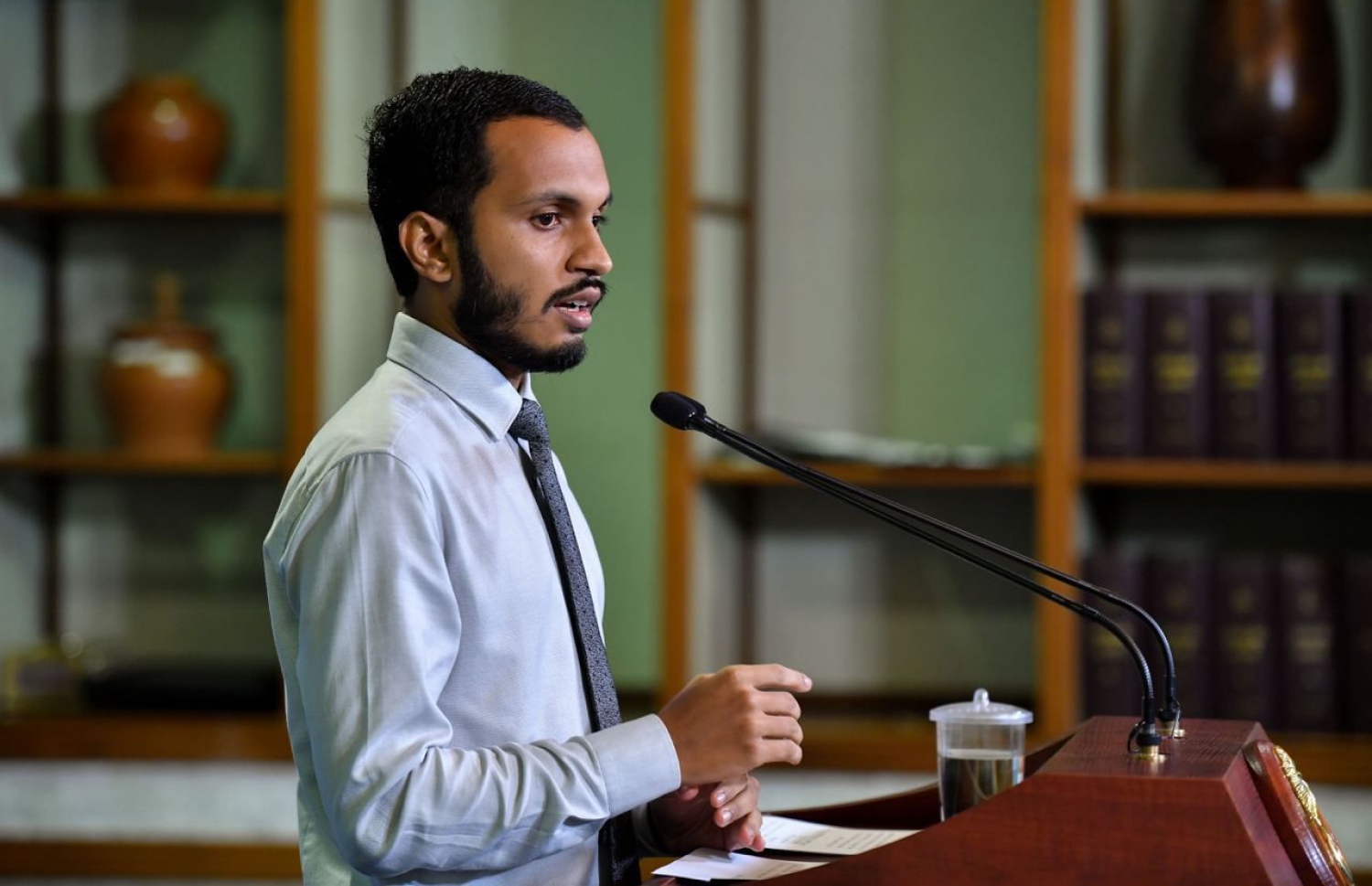 ރައީސް އޮފީހުން ބޭއްވި ޕްރެސް ކޮންފަރެންސްގައި އެ އޮފީހުގެ ޕަބްލިކް ޕޮލިސީގެ އަންޑަ ސެކްރެޓަރީ މުހައްމަދު ފިރުޒުލް ވާހަކަދައްކަވަނީ.-- ފޮޓޯ: ރައީސް އޮފީސް