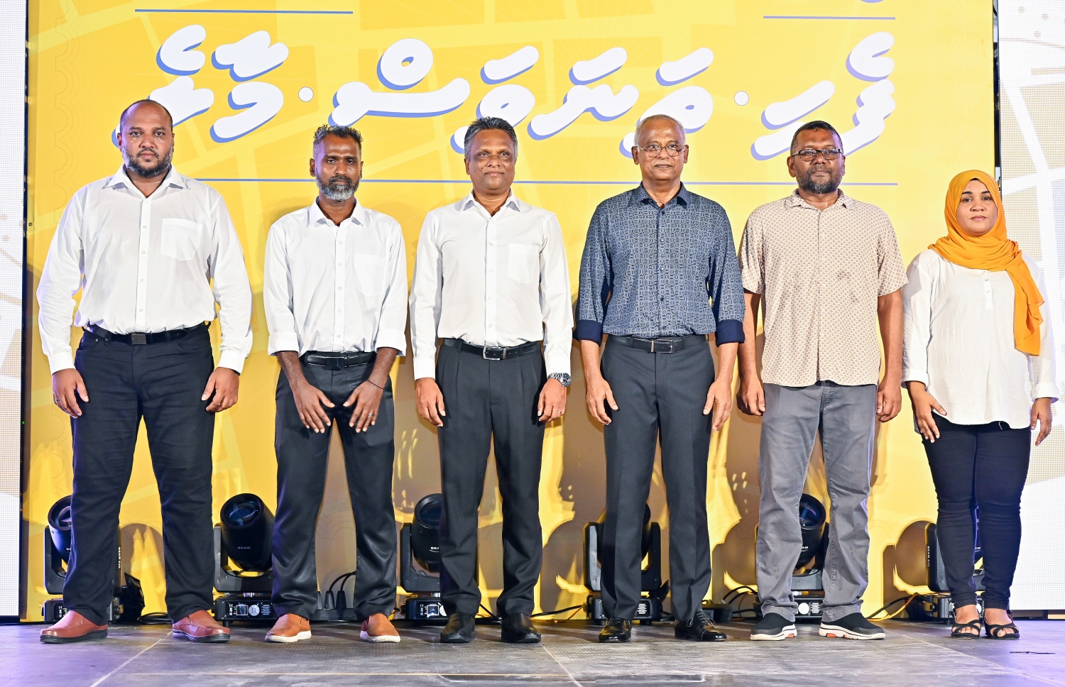 މާލޭގެ މޭޔަރު ކަމަށް އެމްޑީޕީން ވާދަކުރައްވާ އާދަމް އާޒިމްގެ ކެމްޕެއިން ލޯންޗުކުރުމަށް ބޭއްވި ޖަލްސާގައި ކުރީގެ ރައީސް އިބްރާހިމް މުހައްމަދު ސޯލިހާއި އެމްޑީޕީގެ ޗެއާޕާސަން ފައްޔާޒް އިސްމާއިލްއާ އެކު ސިޓީ ކައުންސިލުގެ ހުސްވެފައިވާ އެހެން ގޮނޑިތަކަށް ވާދަކުރަައްވާ ބޭފުޅުން.-- ފޮޓޯ: ފަޔާޒް މޫސާ | މިހާރު