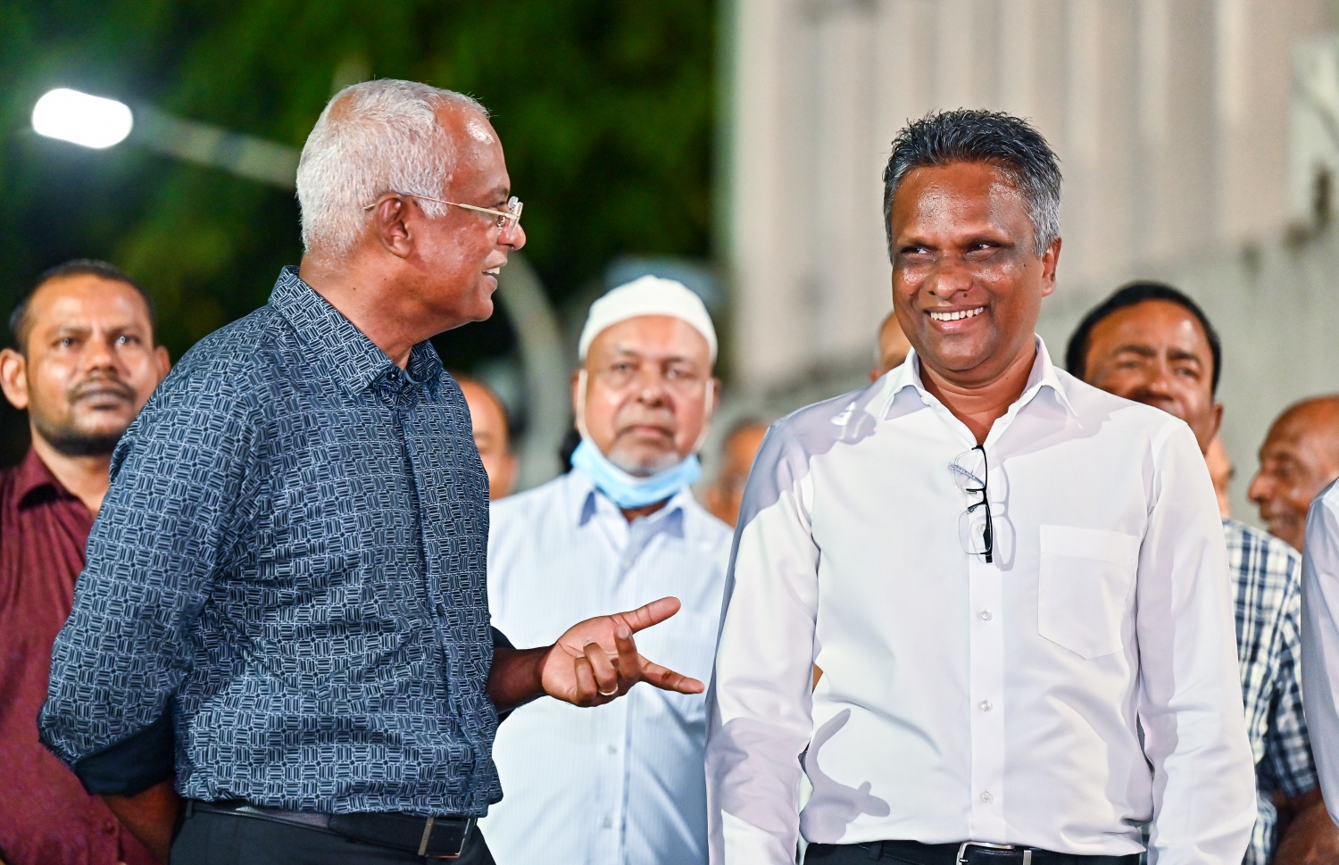 މާލޭގެ އާ މޭޔަރުކަމަށް ވާދަކުރާ އާދަމް އާޒިމްއާ އެމްޑީޕީގެ ކެންޑިޑޭޓުންގެ ކެމްޕެއިން ލޯންޗުކުރުމަށް ބޭއްވި ޖަލްސާގައި ކުރީގެ ރައީސް އިބްރާޙިމް މުހައްމަދު ސޯލިހް އާ އާޒިމް ވާހަކަދައްކަވަނީ -- ފޮޓޯ: ފަޔާޒު މޫސާ | މިހާރު