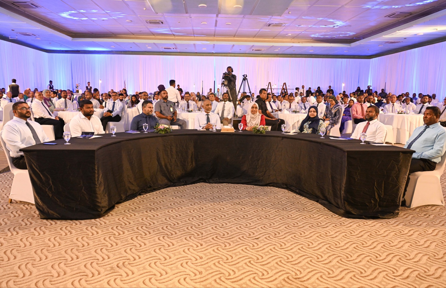 މަސްވެރިންގެ ދުވަހުގެ ޖަލްސާގައި ރައީސް ޑރ މުހައްމަދު މުއިއްޒު އާއި ސަރުކާރުގެ ބައެއް ވަޒީރުން ބައިވެރިވެ ވަޑައިގަންނަވަނީ -- ފޮޓޯ: ރައީސް އޮފީސް