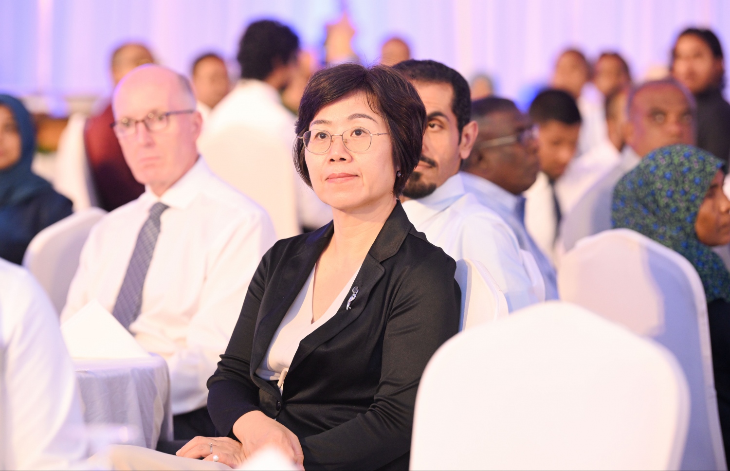 ޗައިނާއިން ރާއްޖެއަށް ކަނޑައަޅުއްވާފައިވާ އެމްބެސެޓަރު އެޗް.އީ ވަންގް ލިކްސިން ރޭ ބޭއްވި މަސްވެރިންގެ ދުވަހުގެ ޖަލްސާގައި ބައިވެރިވެ ވަޑައިގަންނަވަނީ -- ފޮޓޯ: ރައީސް އޮފީސް