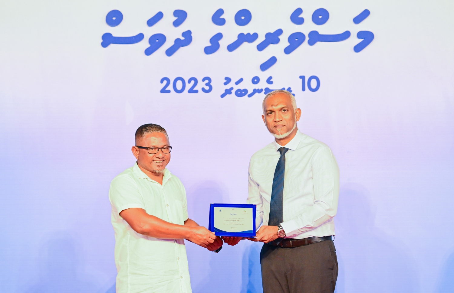 މަސްވެރިންގެ ދުވަހުގެ ރަސްމީ ޖަލްސާގައި މަސްވެރިކަމުގެ ދާއިރާގައި މަސައްކަތްކުރާ ބައެއް ފަރާތްތަކަށް ހަނދާނީ ފިލާ ދެއްވަނީ: ރައީސް ވަނީ އާ ސަރުކާރުން މަސްވެރިންނަށް ކޮށްދޭން ރާވާފައިވާ ބައެއް ކަންކަމާ ގުޅޭ މައުލޫމާތުތައް ވެސް ހިއްސާކުރައްވައި -- ފޮޓޯ؛ ރައީސް އޮފީސް