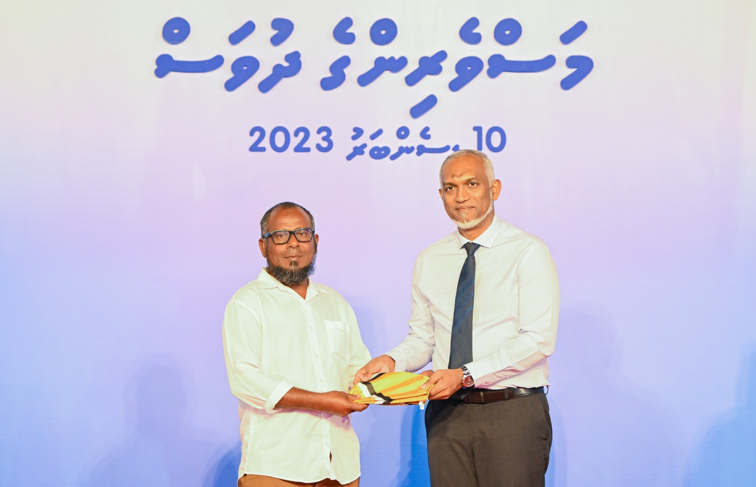 މަސްވެރިންގެ ދުވަހުގެ ރަސްމީ ޖަލްސާގައި މަސްވެރިކަމުގެ ދާއިރާގައި މަސައްކަތްކުރާ ބައެއް ފަރާތްތަކަށް ހަނދާނީ ފިލާ ދެއްވަނީ -- ފޮޓޯ؛ ރައީސް އޮފީސް