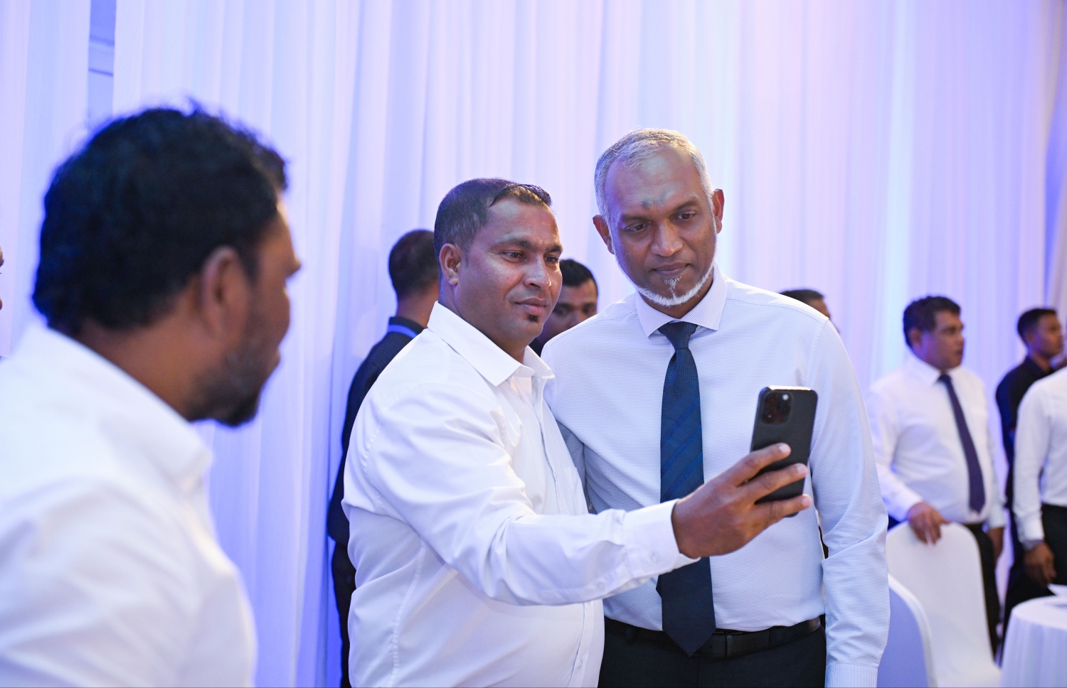 މަސްވެރިންގެ ދުވަހުގެ ހާއްސަ ޖަލްސާއަށްފަހު ރައީސް ޑރ މުހައްމަދު މުއިއްޒު ޖަލްސާގެ ބައިވެރިޔަކާއެކު ފޮޓޯއެއް ނަންގަވާލަނީ -- ފޮޓޯ: ރައީސް އޮފީސް