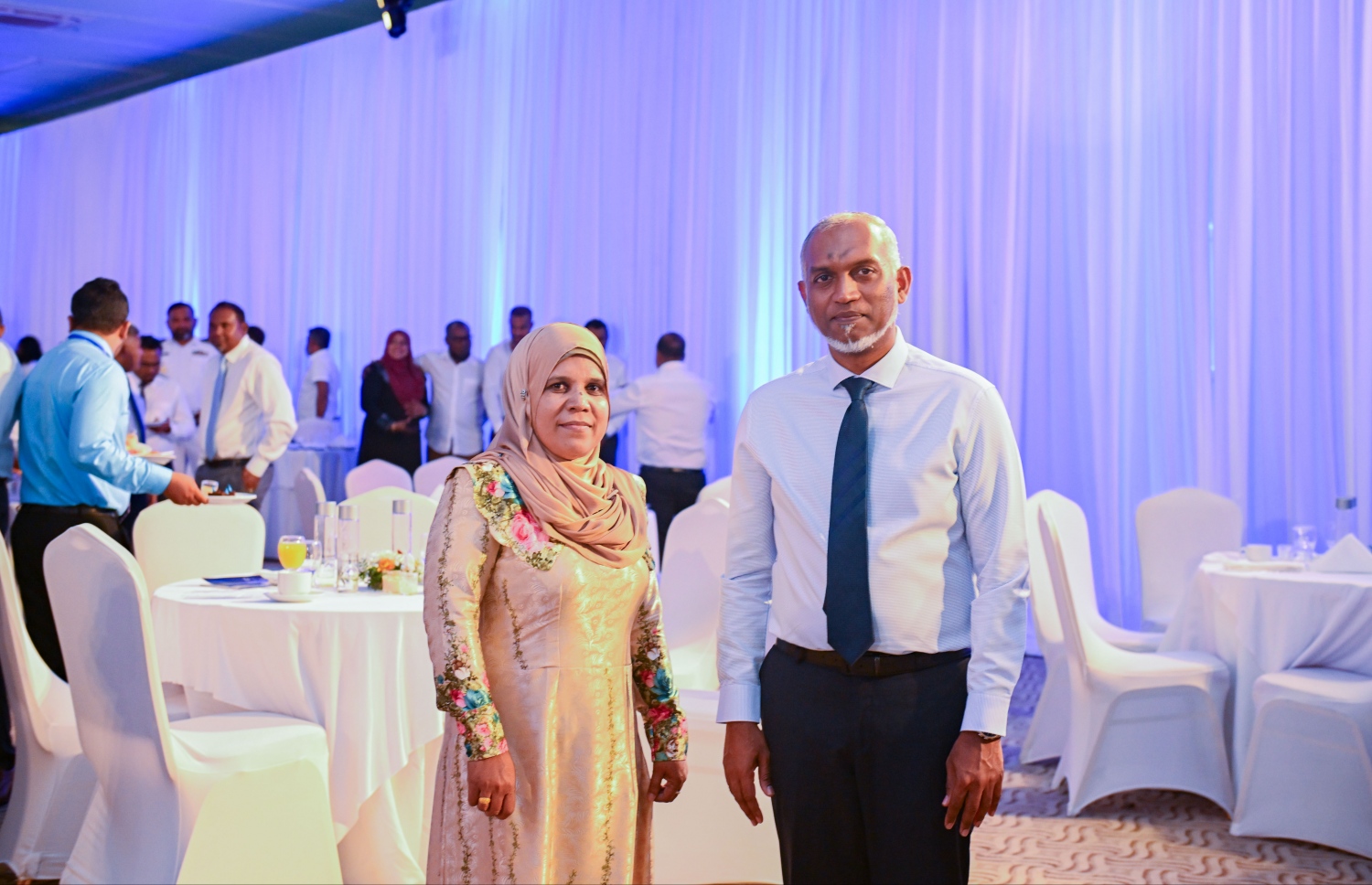 މަސްވެރިންގެ ދުވަހުގެ ހާއްސަ ޖަލްސާއަށްފަހު ރައީސް ޑރ މުހައްމަދު މުއިއްޒު ޖަލްސާގެ ބައިވެރިޔަކަާއެކު ފޮޓޯއެއް ނަންގަވާލަނީ -- ފޮޓޯ: ރައީސް އޮފީސް