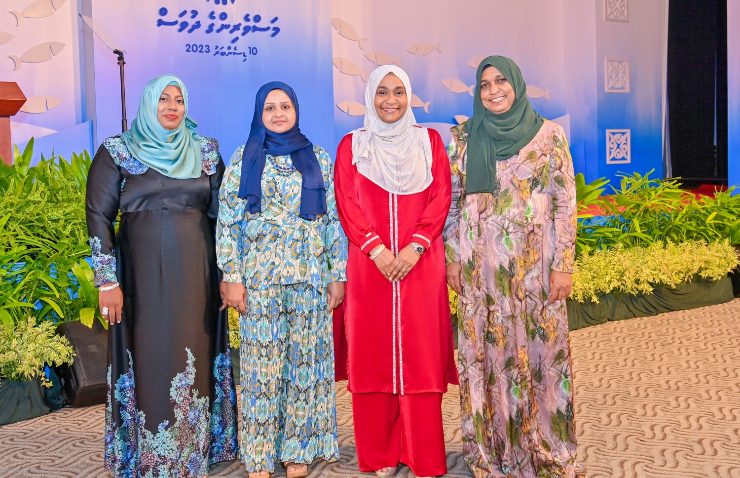 މަސްވެރިންގެ ދުވަހުގެ ހާއްސަ ޖަލްސާއަށްފަހު ފަސްޓް ލޭޑީ ސާޖިދާ މުހައްމަދު ޖަލްސާގެ ބައެއް އަންހެން ބައިވެރިންނާއެކު ފޮޓޯއެއް ނަންގަވާލަނީ -- ފޮޓޯ: ރައީސް އޮފީސް