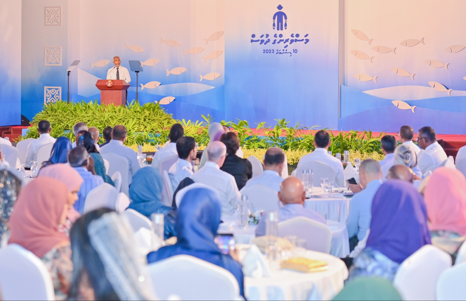 މަސްވެރިންގެ ދުވަހުގެ ޖަލްސާގައި ރައީސް ޑރ މުހައްމަދު މުއިއްޒު ވާހަކަފުޅު ދައްކަވަނީ: ރައީސް ވަނީ އާ ސަރުކާރުން މަސްވެރިންނަށް ކޮށްދޭން ރާވާފައިވާ ބައެއް ކަންކަމާ ގުޅޭ މައުލޫމާތުތައް ވެސް ހިއްސާކުރައްވާފައި -- ފޮޓޯ: ރައީސް އޮފީސް