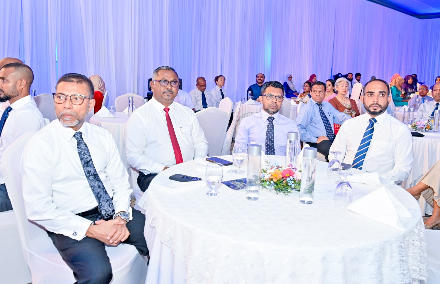 މަސްވެރިންގެ ދުވަހުގެ ހާއްސަ ޖަލްސާގައި ސަރުކާރުގެ ބައެއް އިސްވެރިން ބައިވެރިވެ ވަޑައިގަންނަވަނީ -- ފޮޓޯ: ރައީސް އޮފީސް