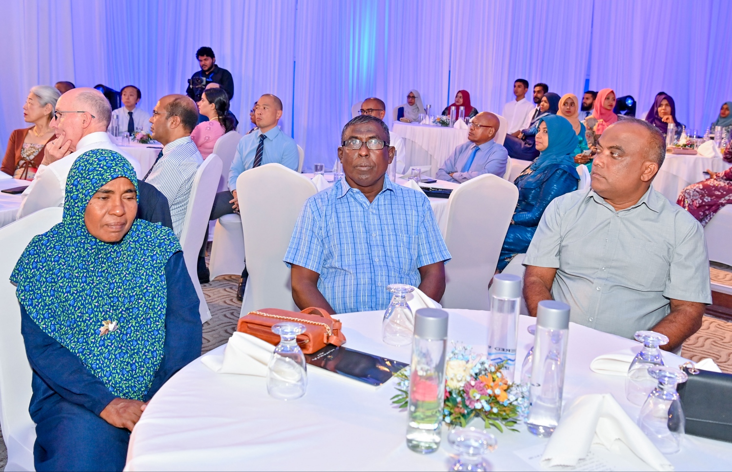 މަސްވެރިންގެ ދުވަހުގެ ރަސްމީ ޖަލްސާގައި އާންމުން ބައިވެރިވަނީ.-- ފޮޓޯ: ރައީސް އޮފީސް