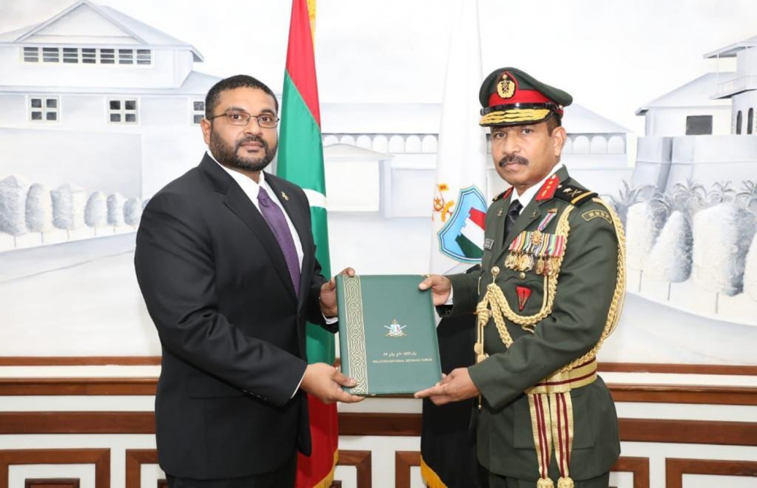 ޗީފް އޮފް ޑިފެންސް ފޯސް އަބްދުއްރަހީމަށް މަގާމުގެ ކުރިއެރުން ދިން ކަމުގެ ލިޔުން ޑިފެންސް މިނިސްޓަރު ޣައްސާން މިއަދު ހަވާލު ކޮށްދެއްވަނީ.---ފޮޓޯ: އެމްއެންޑީއެފް