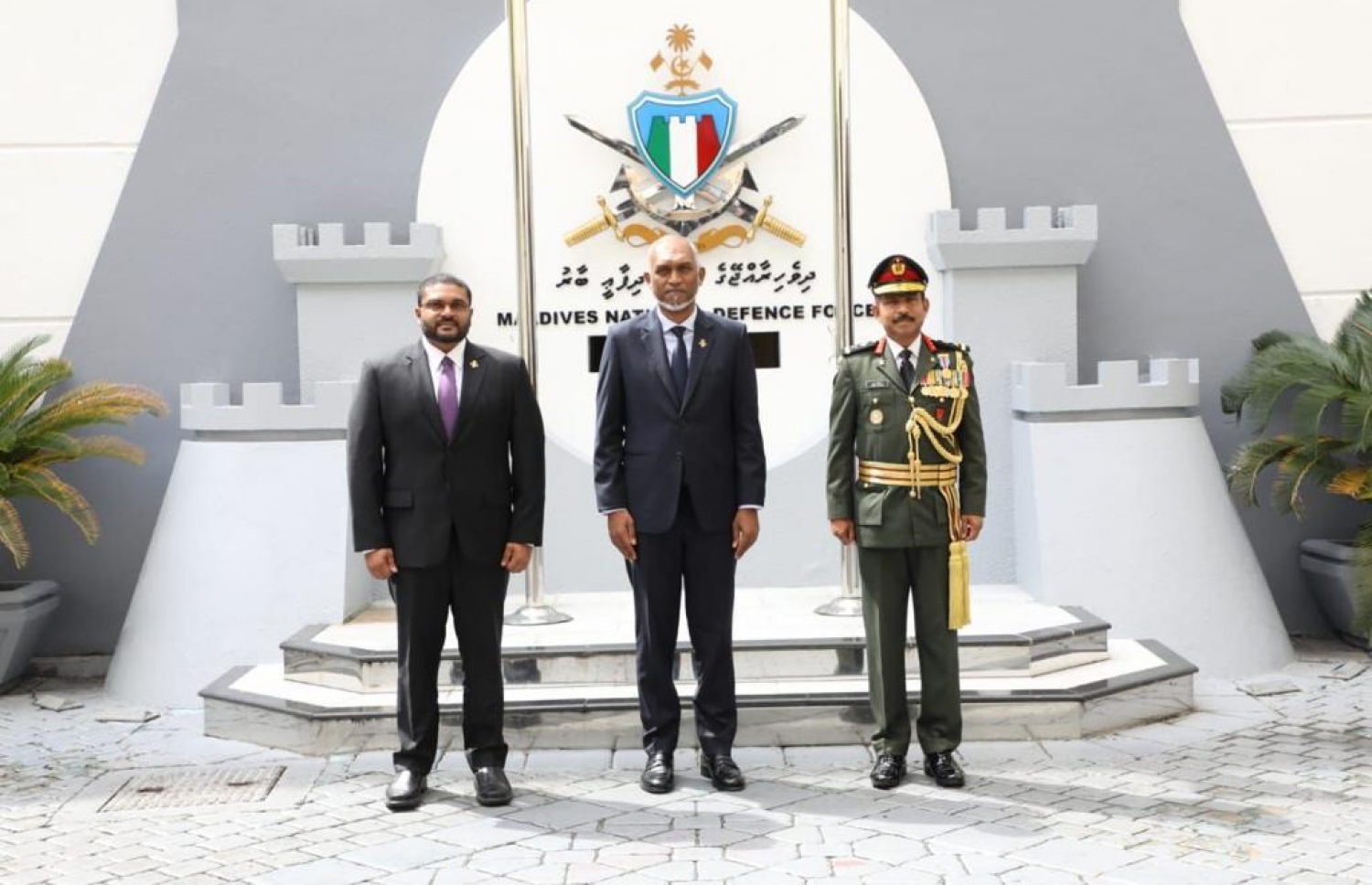 ޗީފް އޮފް ޑިފެންސް ފޯސް އަބްދުއްރަހީމަށް ޕްރޮމޯޝަން ދިނުމަށް މިއަދު ބޭއްވި ރަސްމިއްޔާތުގައި ސިފައިންގެ އެންމެ މަތީވެރިޔާ ރައީސް ޑރ. މުއިއްޒާއި ޑިފެންސް މިނިސްޓަރު ޣައްސާން ބައިވެރިވެވަޑައިގަންނަވަނީ.---ފޮޓޯ: އެމްއެންޑީއެފް