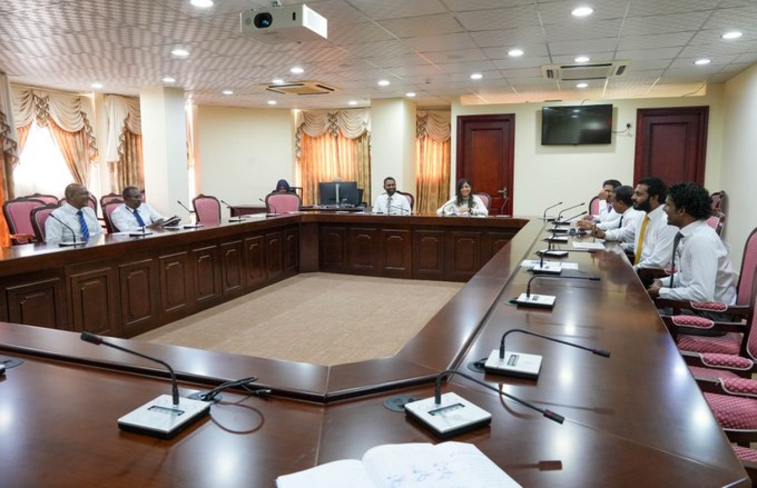 މިނިވަން މުއައްސަސާތަކާ ބެހޭ ކޮމިޓީގެ ބައްދަލުވުމެއްގެ ތެރެއިން: ސީއެސްސީ އިން ވަނީ ފަސްޓްލޭޑީއަށް ހެދީ ހާއްސަ އުސޫލެއް ނޫން ކަމަށް ބުނެފައި