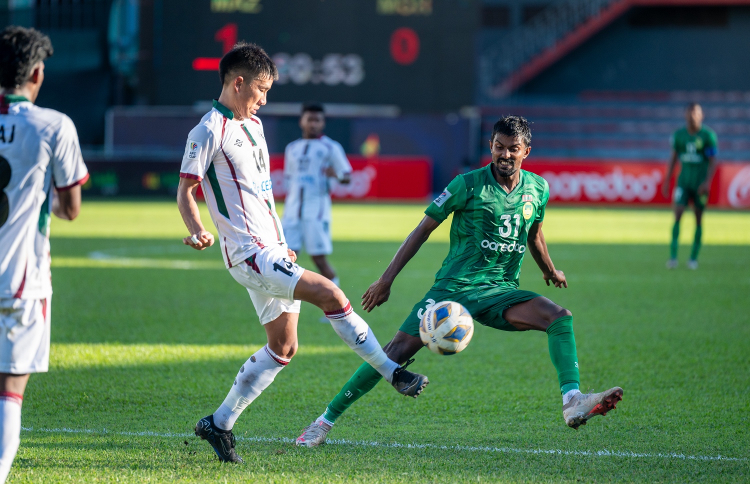 މޯހަން ބަގާން ކުޅުންތެރިއެއް އަތުން ބޯޅަ ހޯދަން މާޒިޔާގެ އައިސަމް މަސައްކަތް ކުރަނީ.-- ފަޔާޒް މޫސާ/ މިހާރު