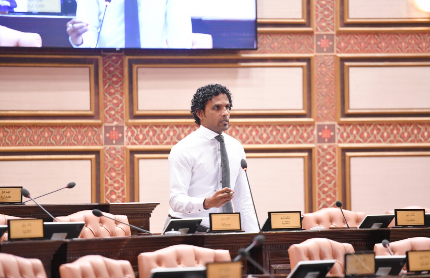 ދާންދޫ ދާއިރާގެ މެމްބަރު ޔައުގޫބް އަބްދުﷲ މަޖިލީހުގެ އިއްޔެގެ ޖަލްސާގައި ވާހަކަ ދައްކަވަނީ. --ފޮޓޯ: މަޖިލީހުގެ އިދާރާ