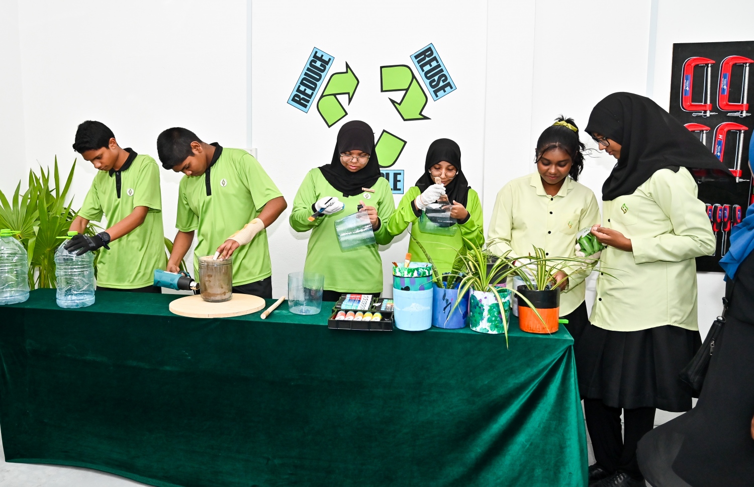 "ހުނަރު ވެހީ"ގައި ދަރިވަރުންތަކެއް މަސައްކަތް ކުރަނީ. -- ފޮޓޯ: ފަޔާޒް މޫސާ | މިހާރު